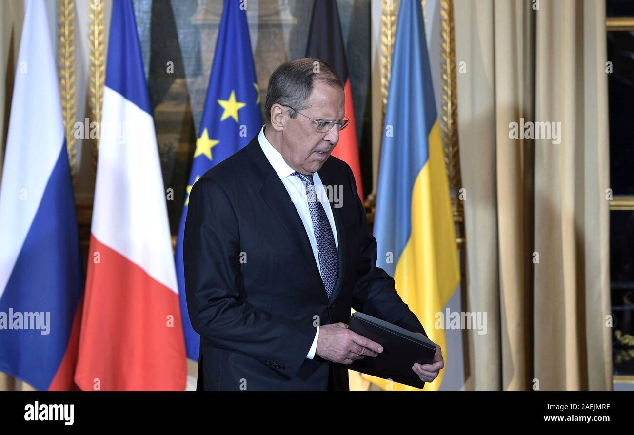 Paris, Frankreich. 09 Dez, 2019. Russlands Außenminister Sergej Lawrow nimmt seinen Platz für den Start der Normandie Format Gipfeltreffen im Elysee-palast Dezember 9, 2019 in Paris, Frankreich. Der Gipfel wird gehostet von der französische Präsident Emmanuel Längestrich und die deutsche Bundeskanzlerin Angela Merkel in einer Bemühung, ein Ende des Krieges in der Ukraine zu finden. Credit: Alexei Nikolsky/Kreml Pool/Alamy leben Nachrichten Stockfoto