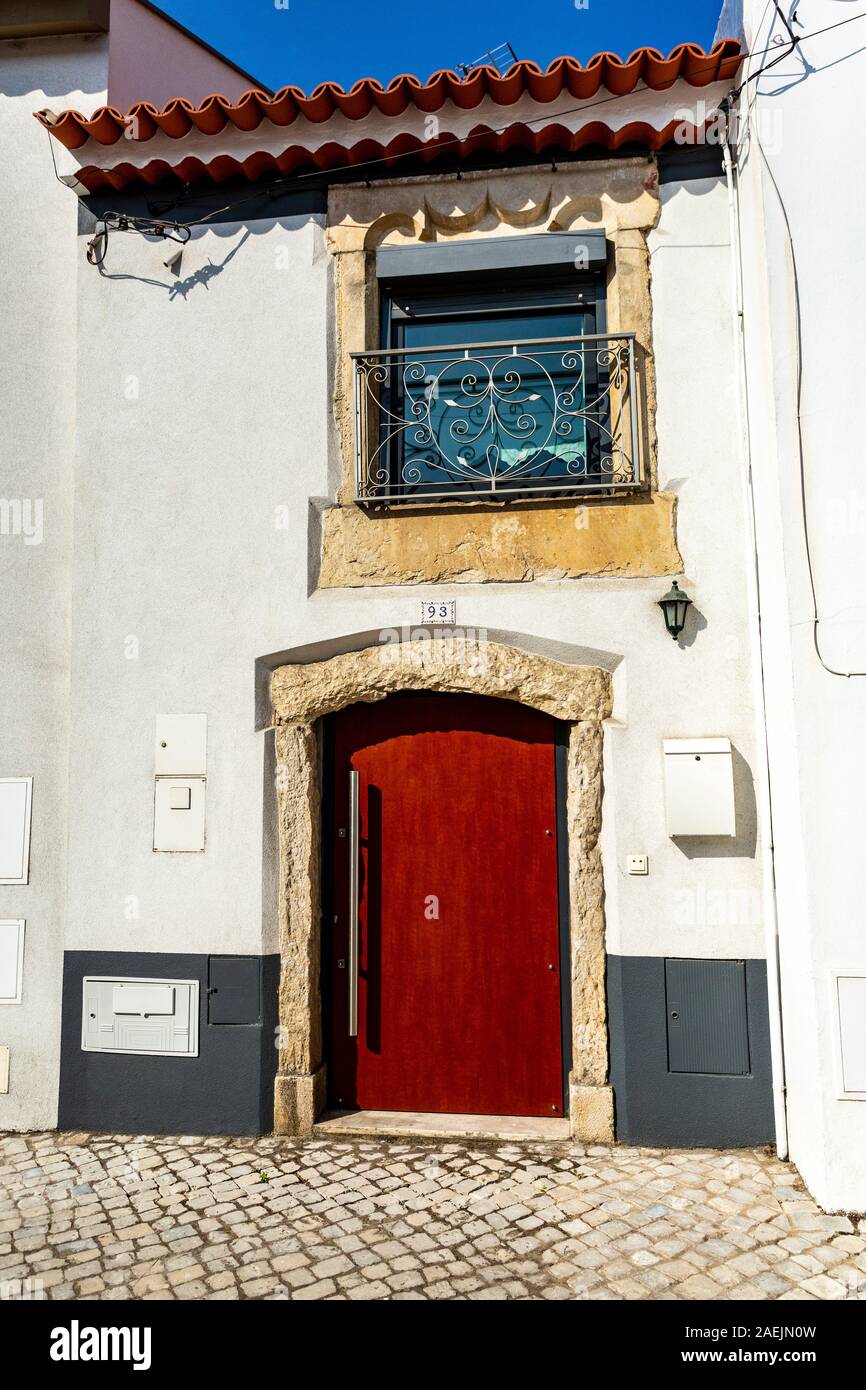 Detail einer modernen Tür und Fenster auf einen schmalen Fassade eines alten Wohnhaus in Tentugal, Coimbra, Portugal Stockfoto