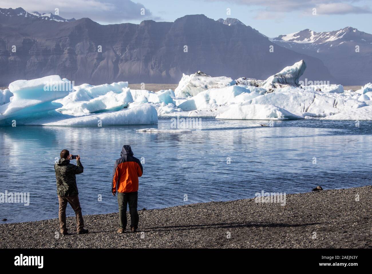 Touristen am Jökulsárlón Gletscherlagune Stockfoto