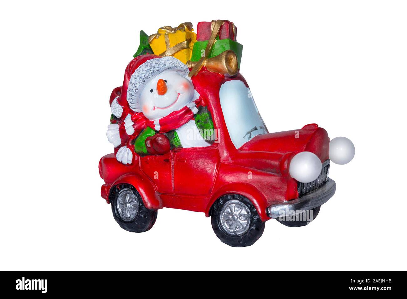 Spielzeug Schneemann auf Oldtimer mit Geschenken auf weißem Hintergrund. Weihnachtsschmuck Stockfoto