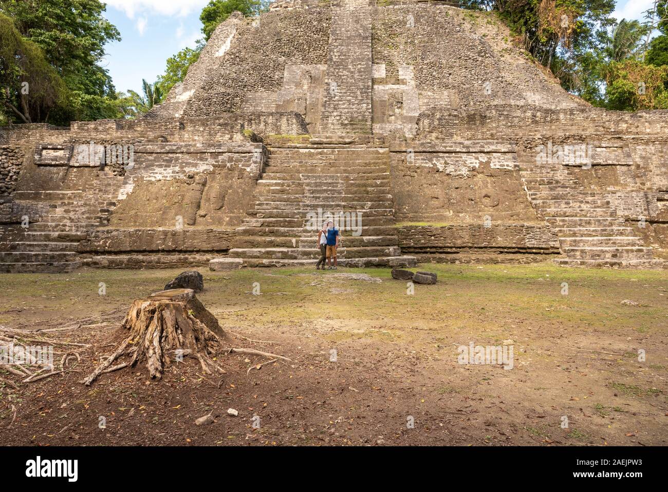 Ein Paar mittleren Alters vor der hohen Tempel von Maya Menschen in Orange County gebaut in Lamanai Archäologische finden. Stockfoto
