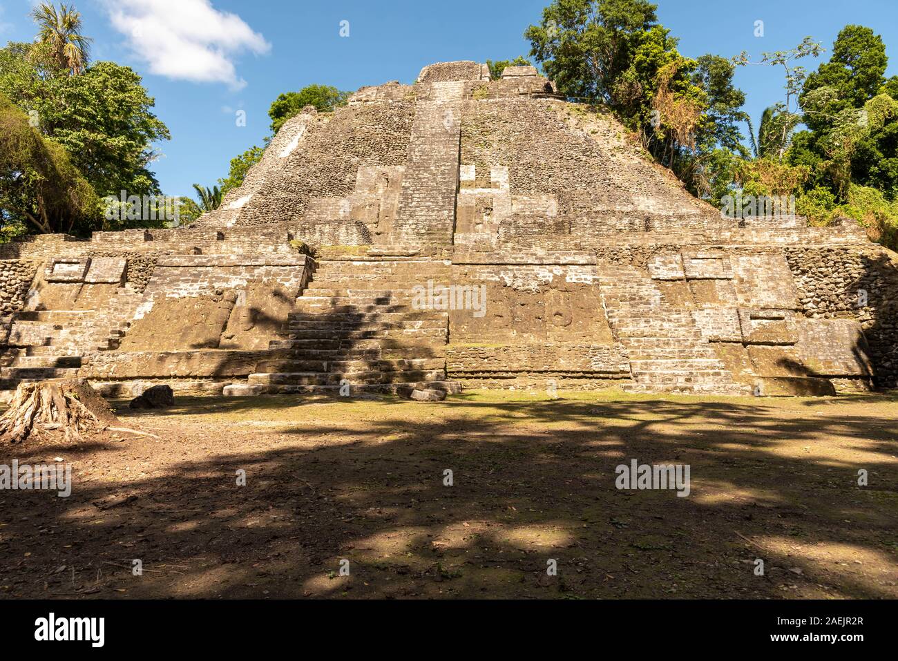 Orange Walk County, Belize - November, 16, 2019. Ein Blick auf die Hohen Tempel in Lamanai archäologische Reserve, ein beliebtes Ziel für Touristen und Fernbedienung Stockfoto
