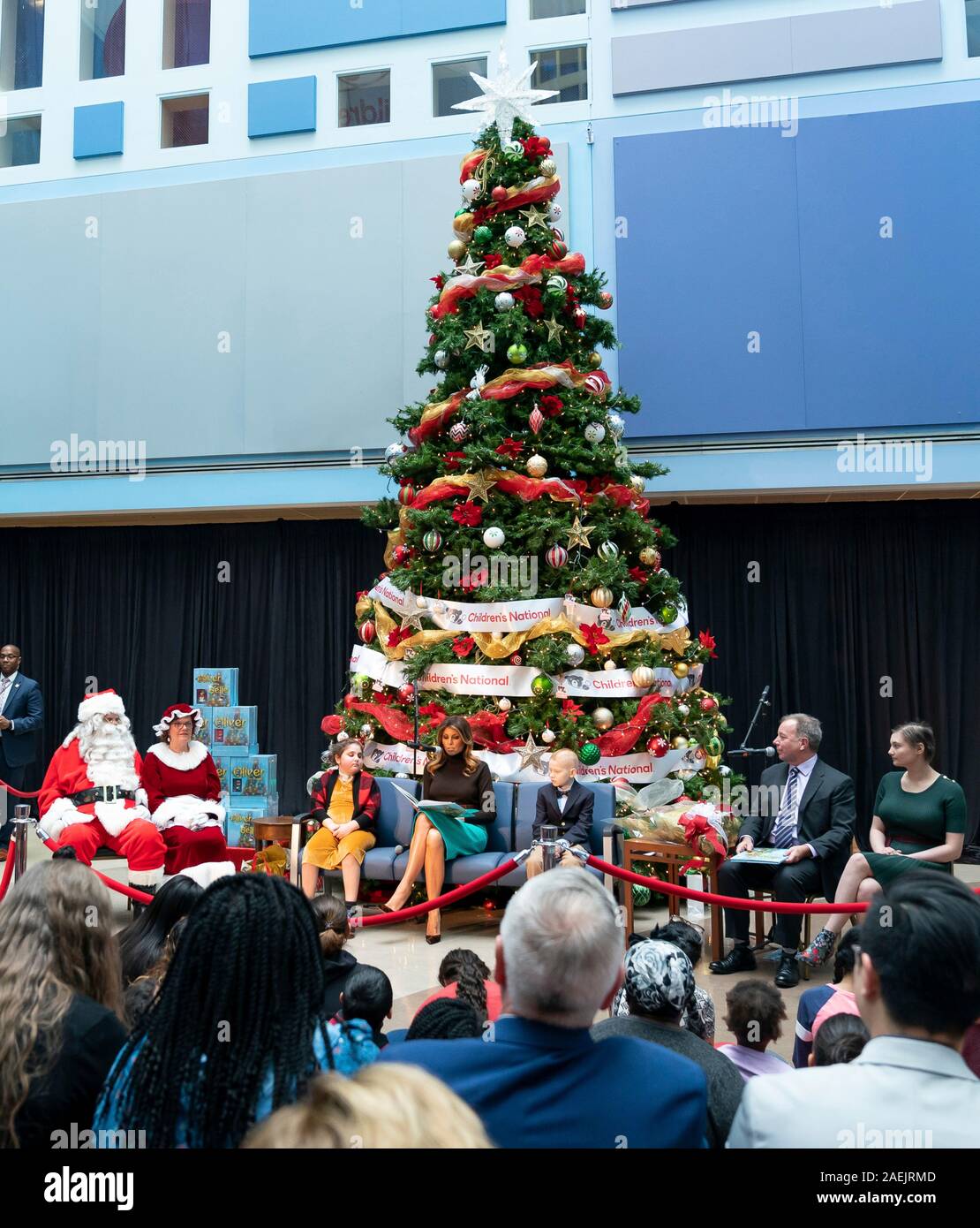 Us-First Lady Melania Trump liest das Kinderbuch Oliver das Ornament erfüllt Belle während einer Weihnachten Besuch in Children's National Hospital am 6. Dezember 2019 in Washington, DC. Stockfoto