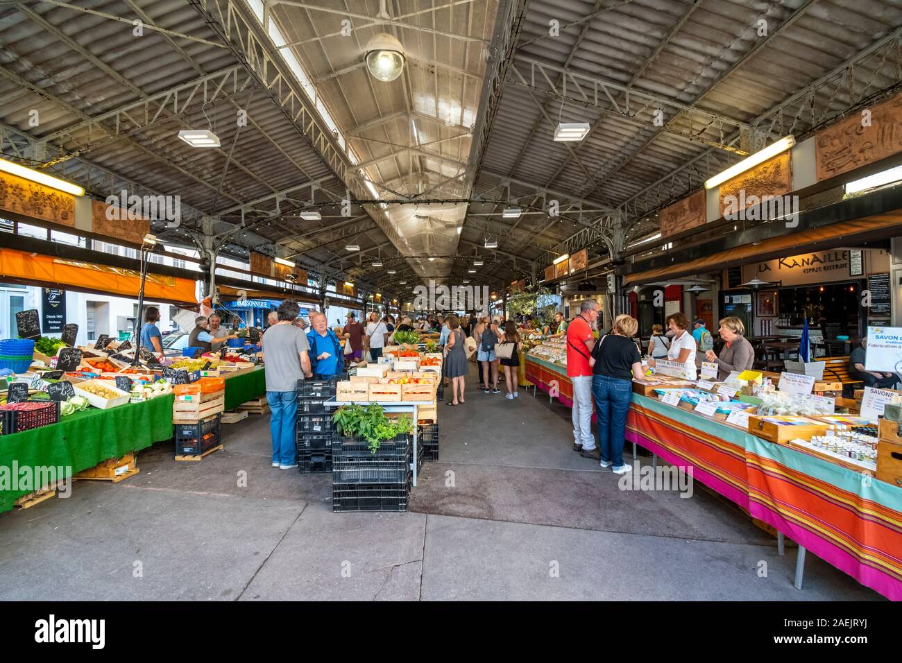 Einheimische und Touristen Shop die Markthalle mit frischem Obst und produzieren in der mediterranen Stadt Antibes, Frankreich, an der Französischen Riviera. Stockfoto