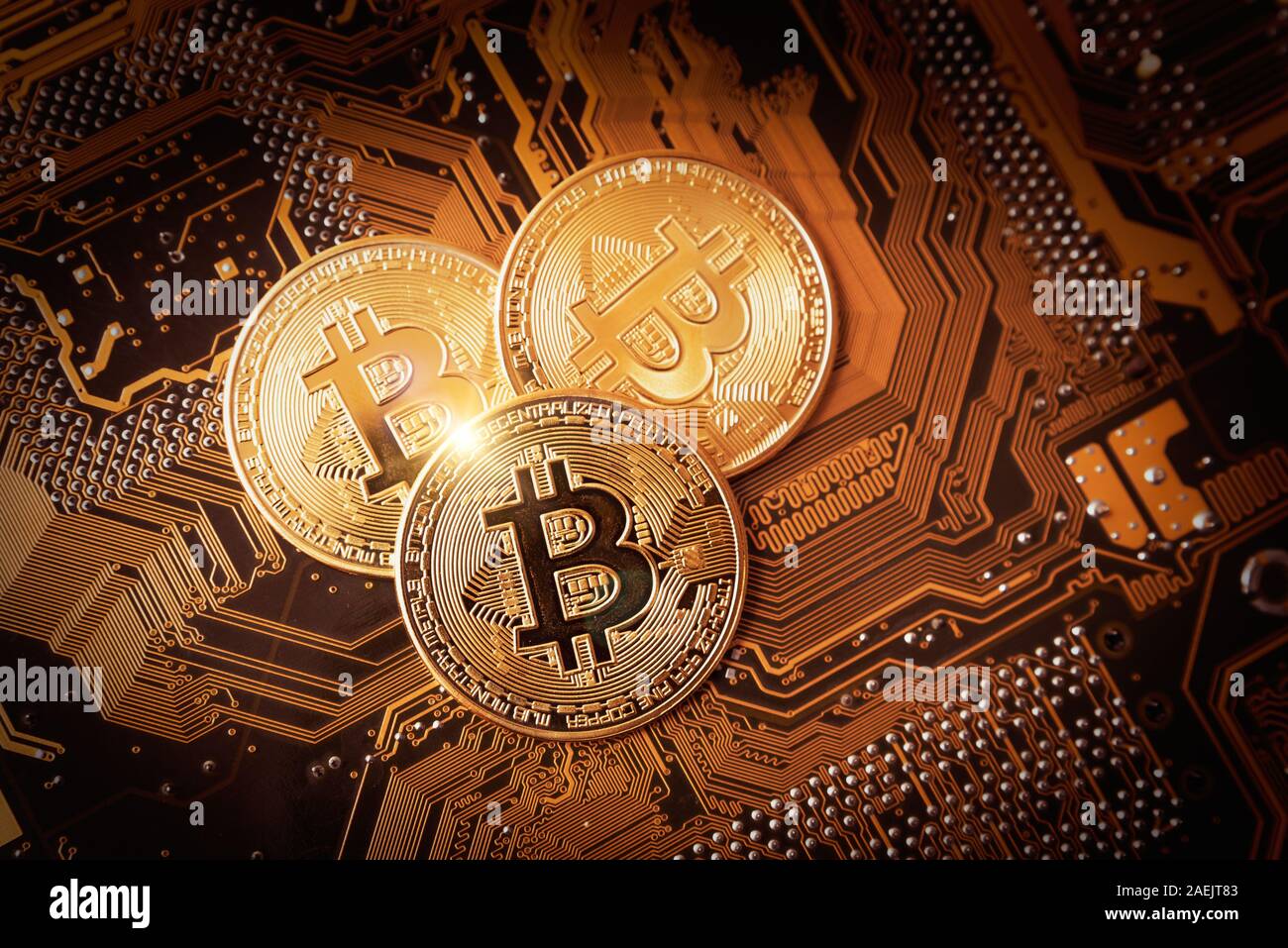 Bitcoin cryptocurrency, virtuelles Geld, blockchain Technologie. Münze auf Platine wie der Mikroprozessor Konzept. Stockfoto