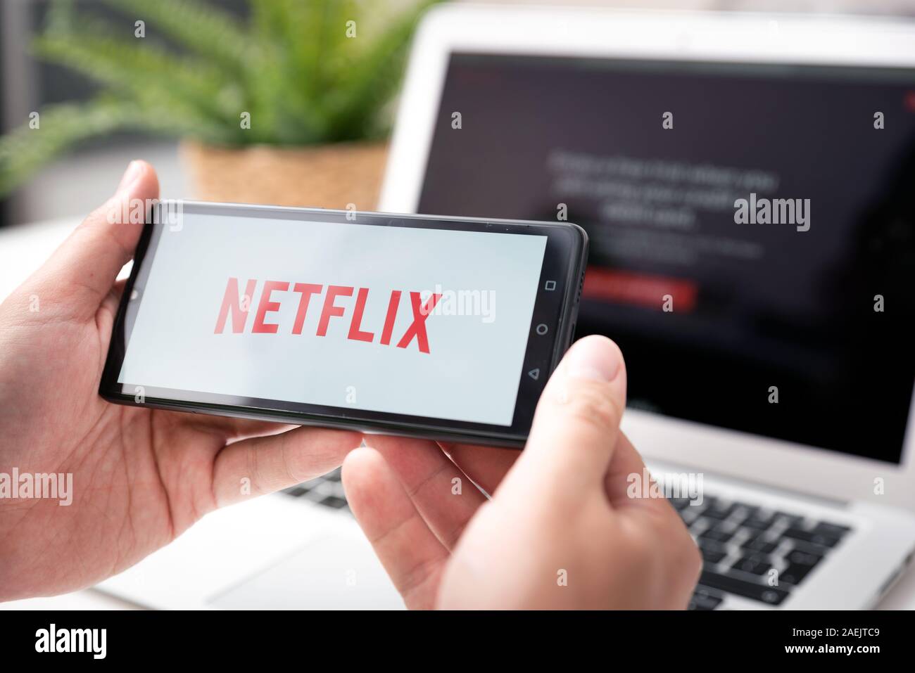 Wroclaw, Polen - Oct 23, 2019: der Mensch mit Netflix Logo auf dem Bildschirm angezeigt. Netflix ist die gängigsten Video Streaming Plattform. Stockfoto