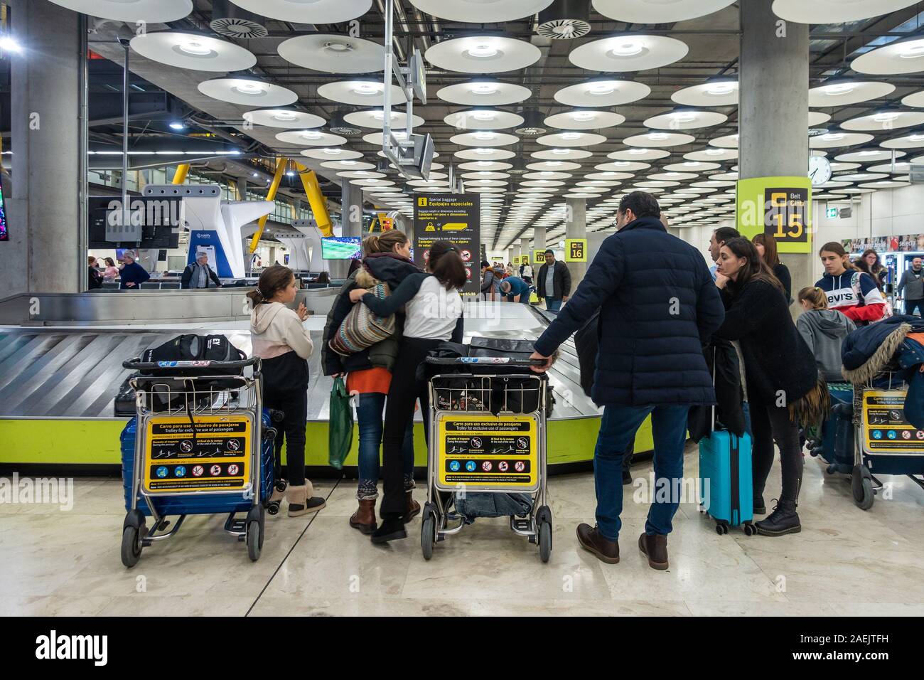 Die Menschen warten für ihr Gepäck an der Gepäckausgabe am Flughafen Madrid-Barajas Adolfo Suárez in Madrid, Spanien. Stockfoto