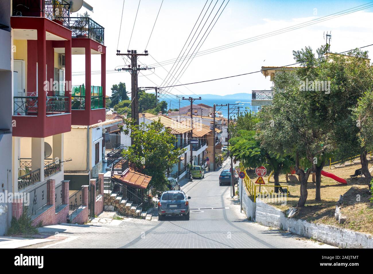 Gemütliche Straße der Stadt am Meer in Griechenland. Stockfoto