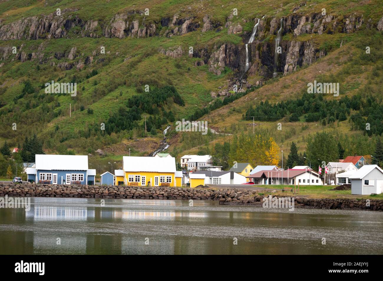 Häuser neben Fjord, Seydisfjördur, Island Stockfoto