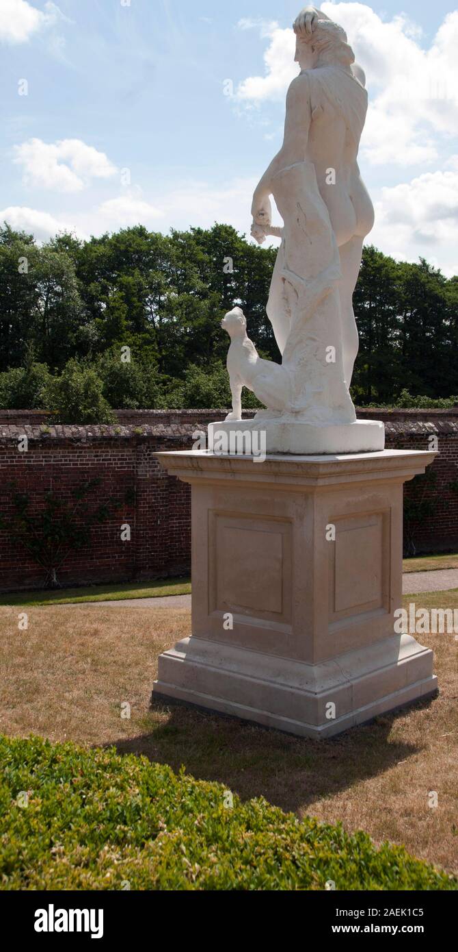 Diana die Huntress Statue in Painshill Park Stockfoto