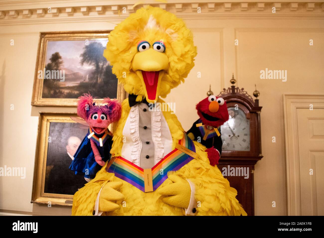 Die 2019 Kennedy Center Honors Preisträger Abby Cadabby, Big Bird, und Elmo posieren für ein Gruppenfoto auf das State Department in Washington, DC, 7. Dezember 2019. Stockfoto
