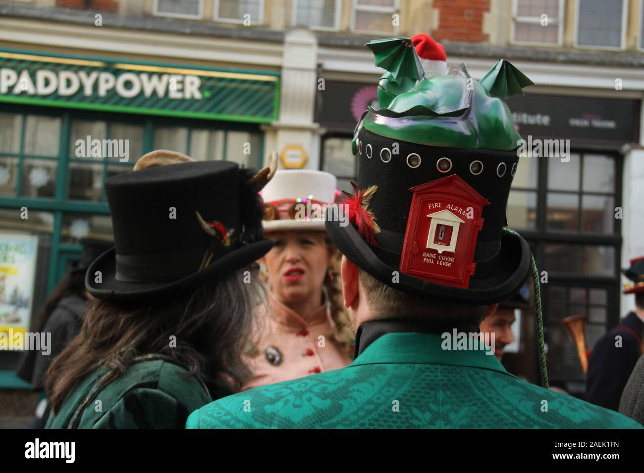 Rochester, Kent, Großbritannien - 8. Dezember 2019: eine Gruppe im Steampunk Kostüm particiapte in der Parade am Rochester High Street gekleidet.. Der Umzug des Festivals die Teilnehmer in viktorianischen Kostümen aus der Dickensian Alter. Die Stadt und die Gegend war die Einstellung vieler von Charles Dickens Romanen und ist die Einstellung zu zwei jährliche Festivals in seiner Ehre. Fotos: David Mbiyu/Alamy leben Nachrichten Stockfoto