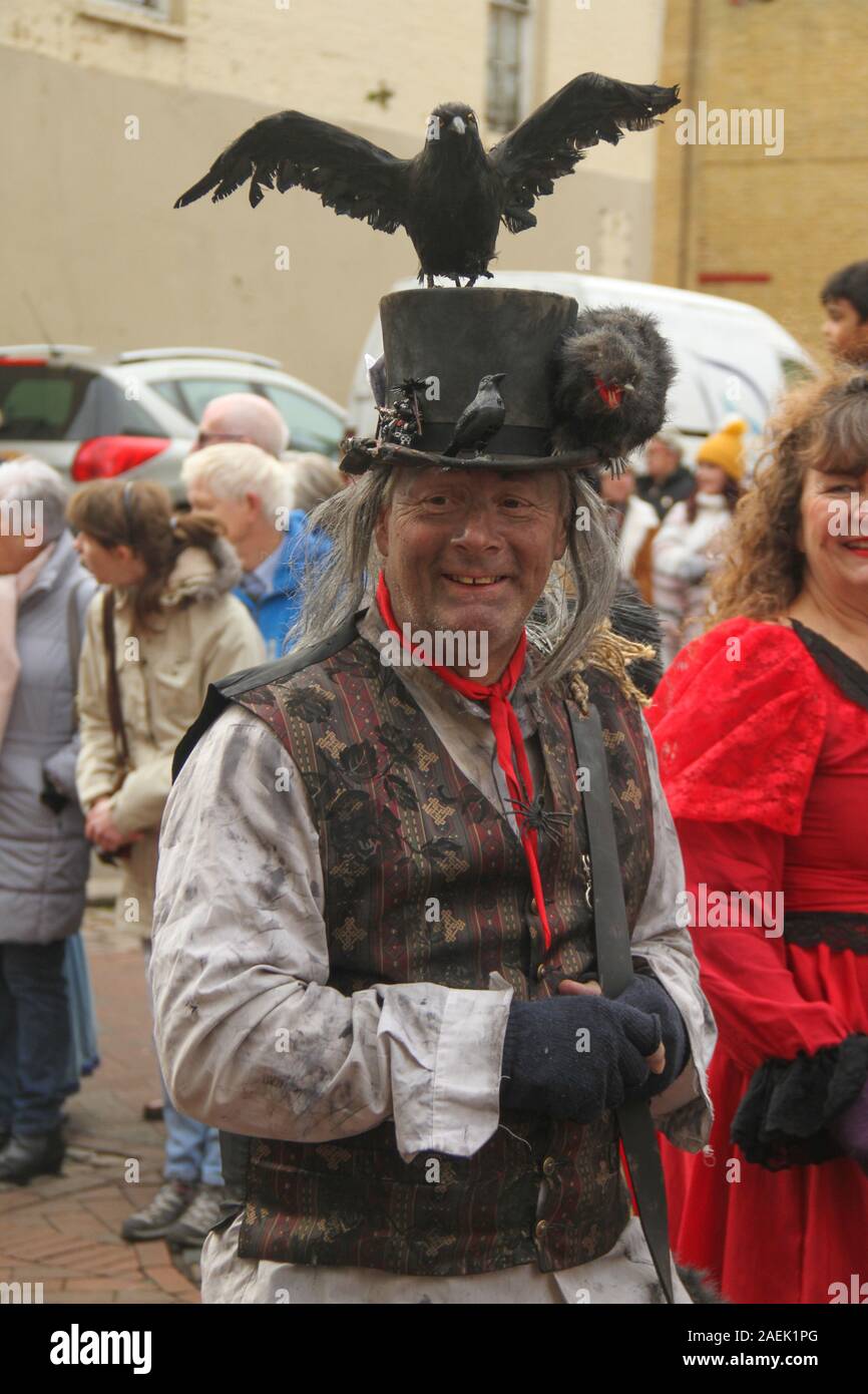 Rochester, Kent, Großbritannien - 8. Dezember 2019: Teilnehmer des Dickensian Festival am Rochester Hohe Straße während der Parade. Hunderte Menschen nahmen an der Dickensian Festival in Rochester. Der Umzug des Festivals die Teilnehmer in viktorianischen Kostümen aus der Dickensian Alter. Die Stadt und die Gegend war die Einstellung vieler von Charles Dickens Romanen und ist die Einstellung zu zwei jährliche Festivals in seiner Ehre. Fotos: David Mbiyu/Alamy leben Nachrichten Stockfoto