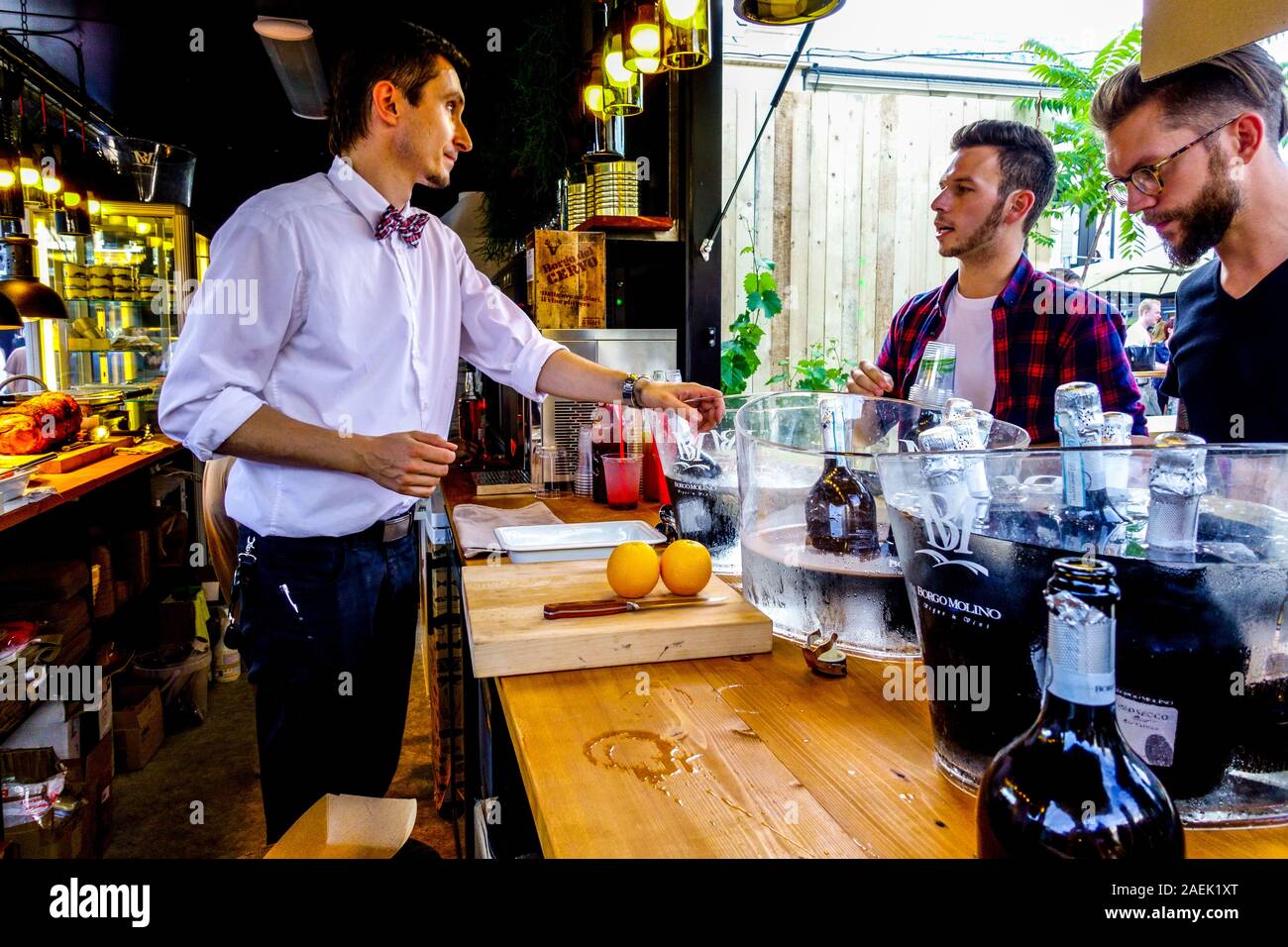 Drei Männer in der Bar Manifesto Market Florenc Prag Bar Platz für Essen, Trinken und kulturelle Erlebnisse im Stadtzentrum Prag City Life junge Freunde trinken Stockfoto