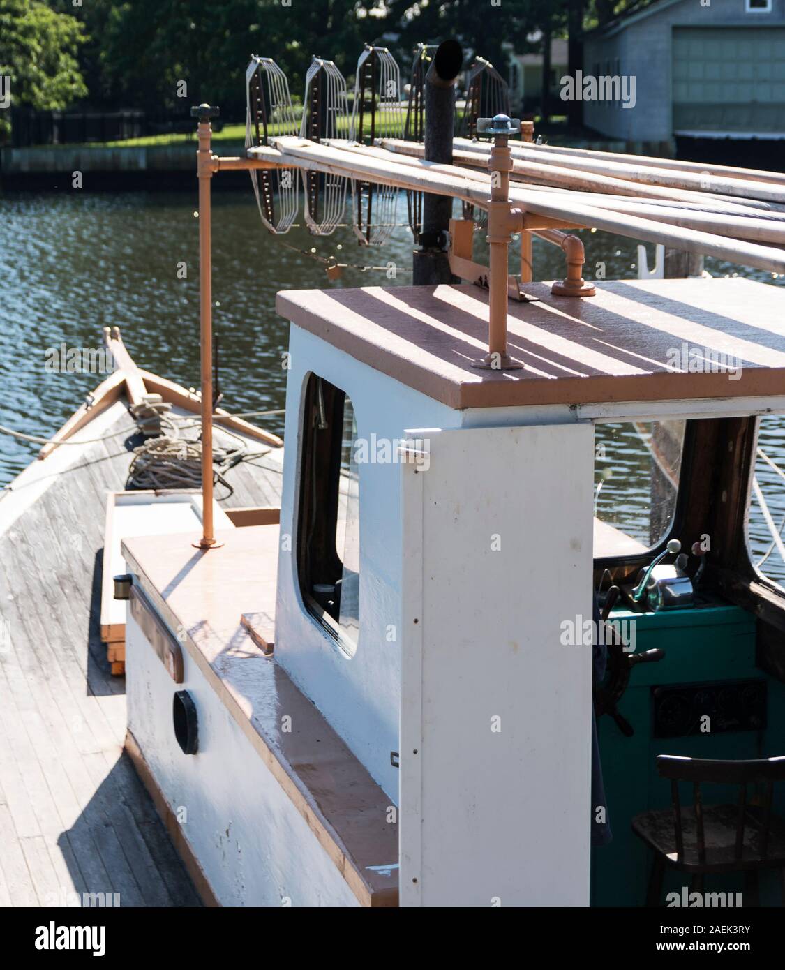 Eine clamboat mit drei Zangen oben ist bereit, auf die Bucht für einen anderen Tag der Arbeit auf Long Island zu gehen. Stockfoto