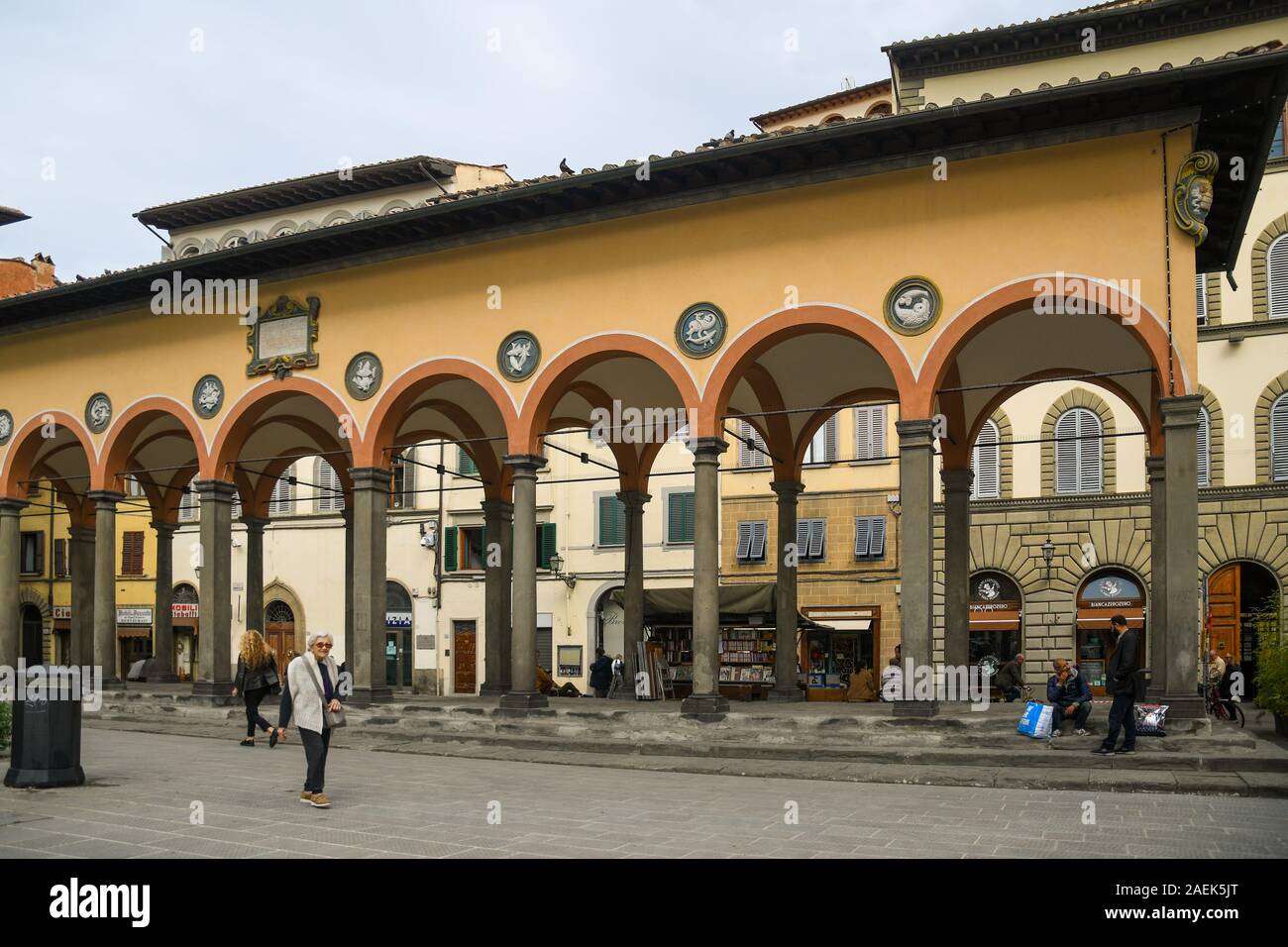 Loggia del Pesce in Piazza dei Ciompi Platz im historischen Zentrum von Florenz, Weltkulturerbe der UNESCO, mit Menschen und Touristen, Toskana, Italien Stockfoto