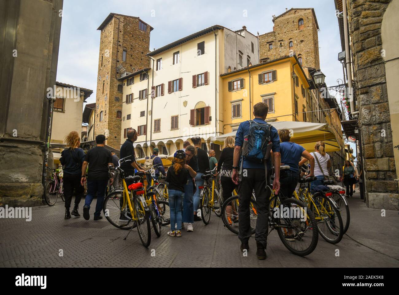 Gruppe von Touristen auf Fahrrädern in San Pier Maggiore mit dem Corso Donati Türme in der Mitte von Florenz, Unesco W.H. Ort, Toskana, Italien Stockfoto