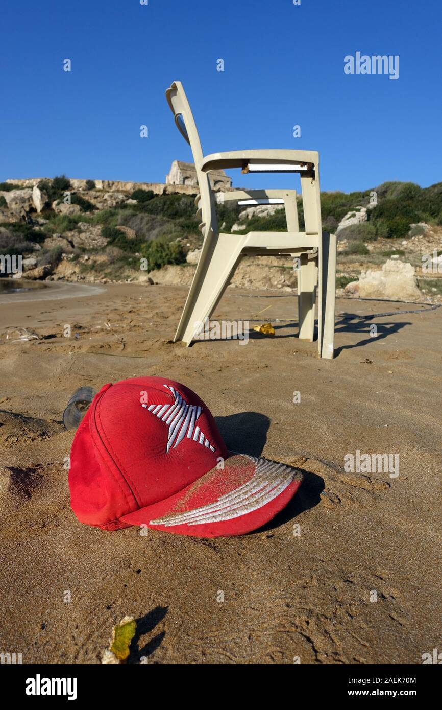 Müll ein einem menschenleeren dem Strand, Kaplica, griechisch Davlos, Türkische Republik Nordzypern Stockfoto