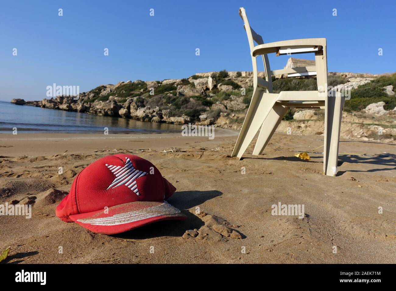 Müll ein einem menschenleeren dem Strand, Kaplica, griechisch Davlos, Türkische Republik Nordzypern Stockfoto