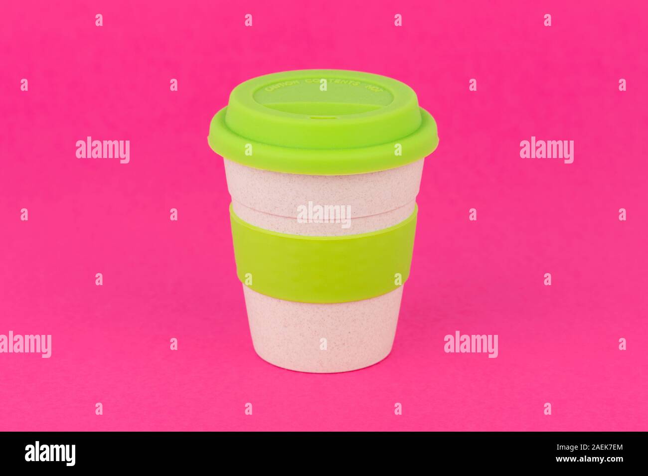 Eine wiederverwendbare Kaffeetasse Schuß auf einem rosa Hintergrund. Stockfoto