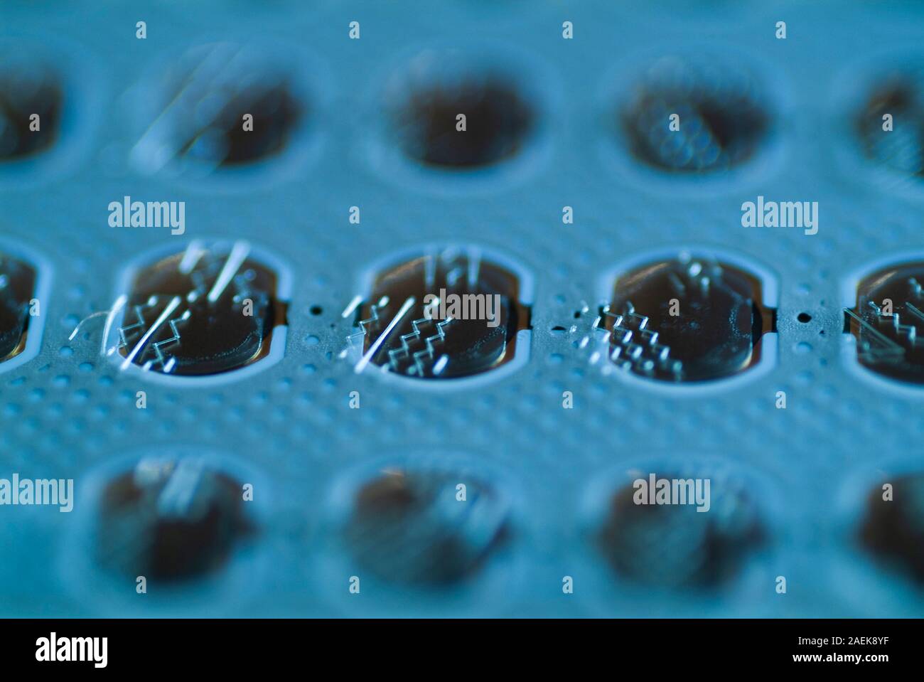 Ein nostalgischer Blick zurück auf ein früheres Modell Tastatur Handy, dass eine neue Ära der Technologie eingeläutet und die versteckten digitale Signaturen in versteckt. Stockfoto