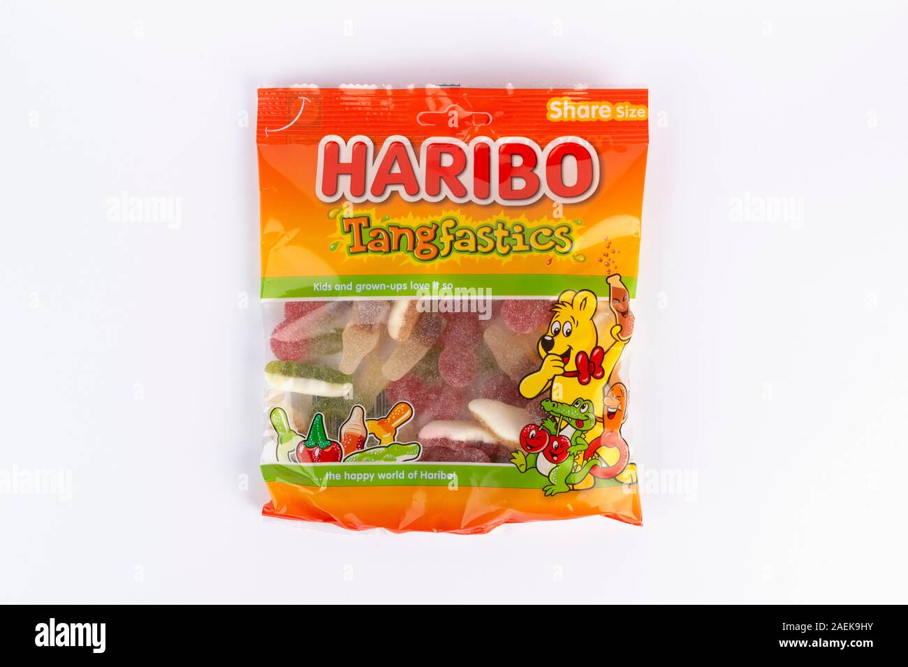 Ein Paket von Haribo Tangfastics Süßigkeiten Schuß auf einem weißen Hintergrund. Stockfoto