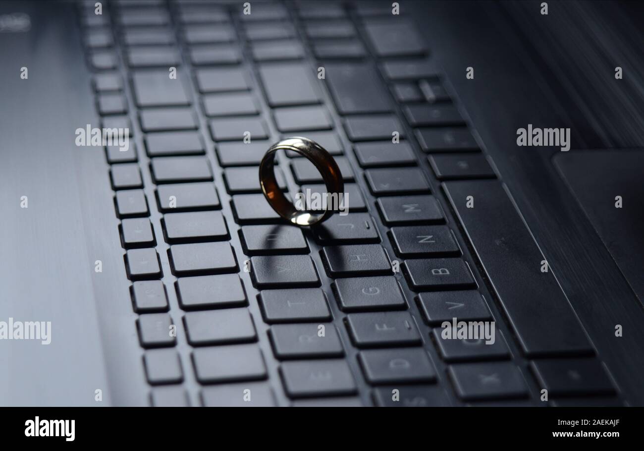 STARGATE: einen goldenen Ring erscheint auf der Tastatur eines Laptops. Stockfoto