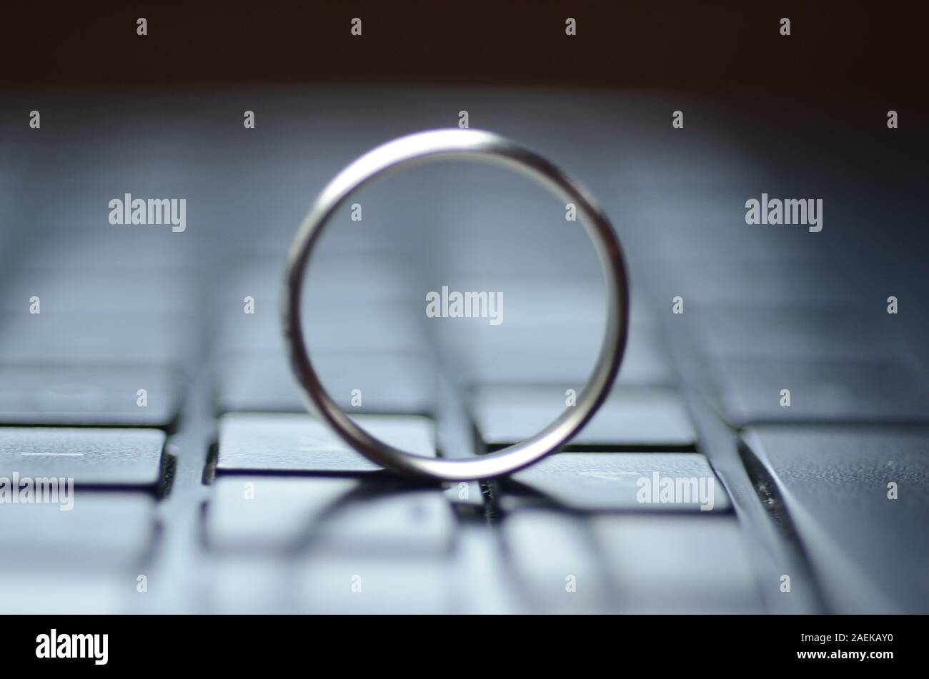 STARGATE: einen goldenen Ring erscheint auf der Tastatur eines Laptops. Stockfoto