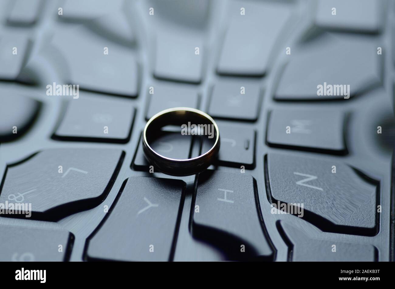 STARGATE: einen goldenen Ring erscheint auf der Tastatur eines Laptops. Stockfoto