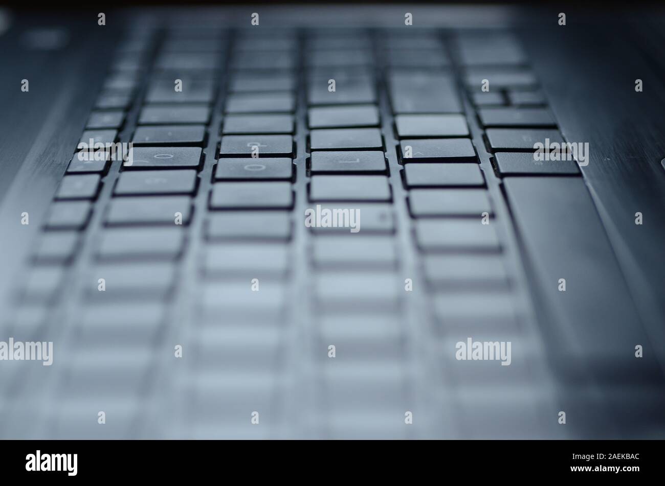 Spurwechsel: Reihen von Tasten auf einem Laptop parallel wie Autobahnen. Stockfoto
