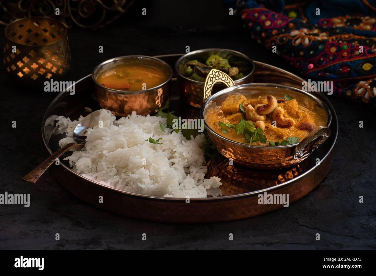 Indischen Paneer Tikka Masala und Reis serviert auf Kupfer Platte Stockfoto