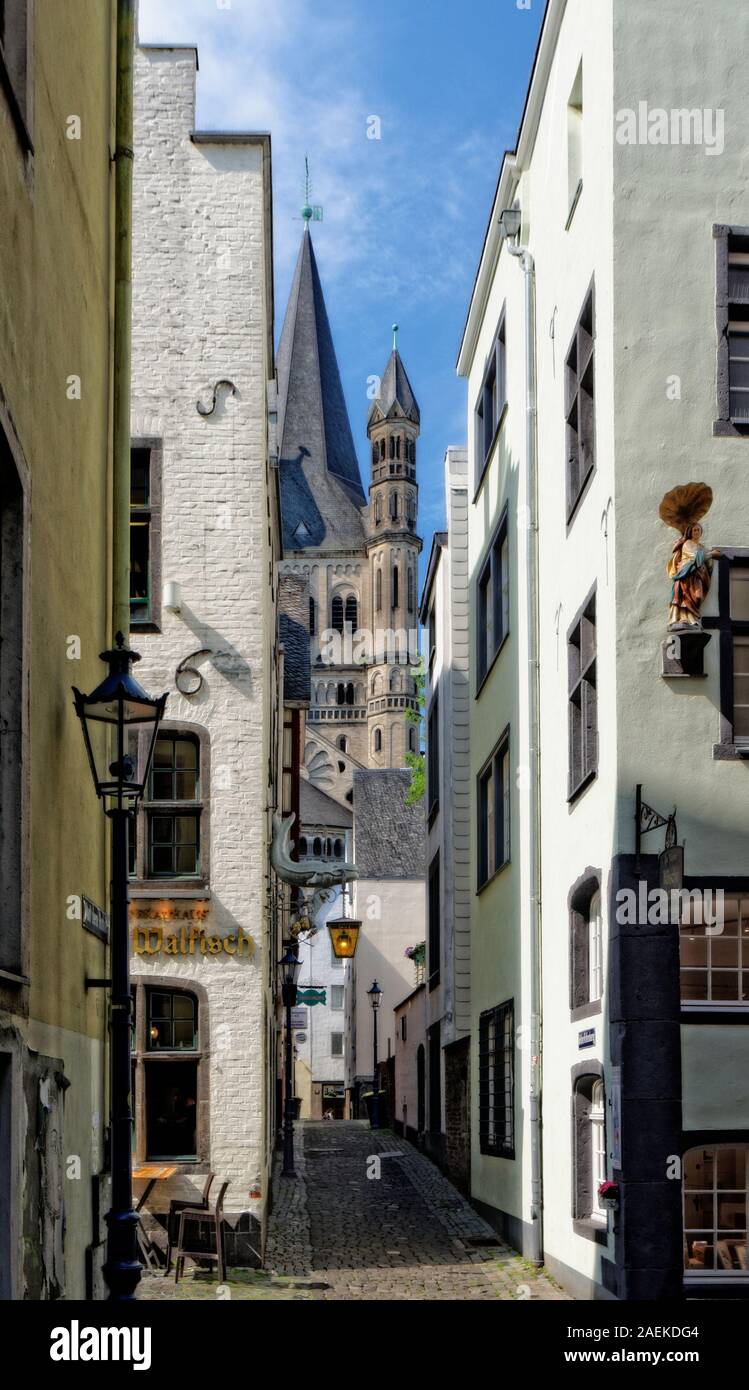 Blick durch die Kölner Altstadt gassen in die Basilika Sankt Martin brutto Stockfoto