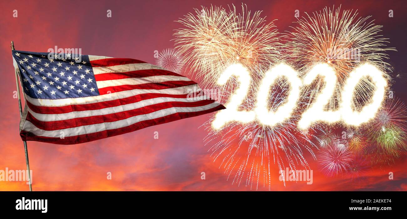 Frohes Neues Jahr 2020 mit Feuerwerk im Hintergrund und den Sonnenuntergang fliegen USA-Flagge. Stockfoto