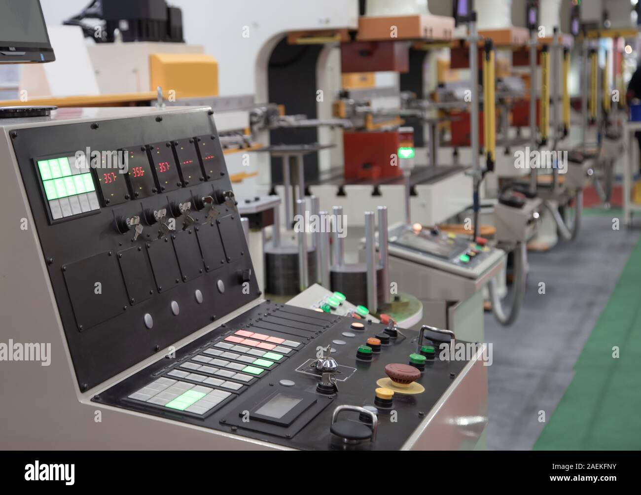 Hauptschalttafel hydraulische Presse Stempelmaschine Produktionslinie, in der industriellen Fertigung. Stockfoto