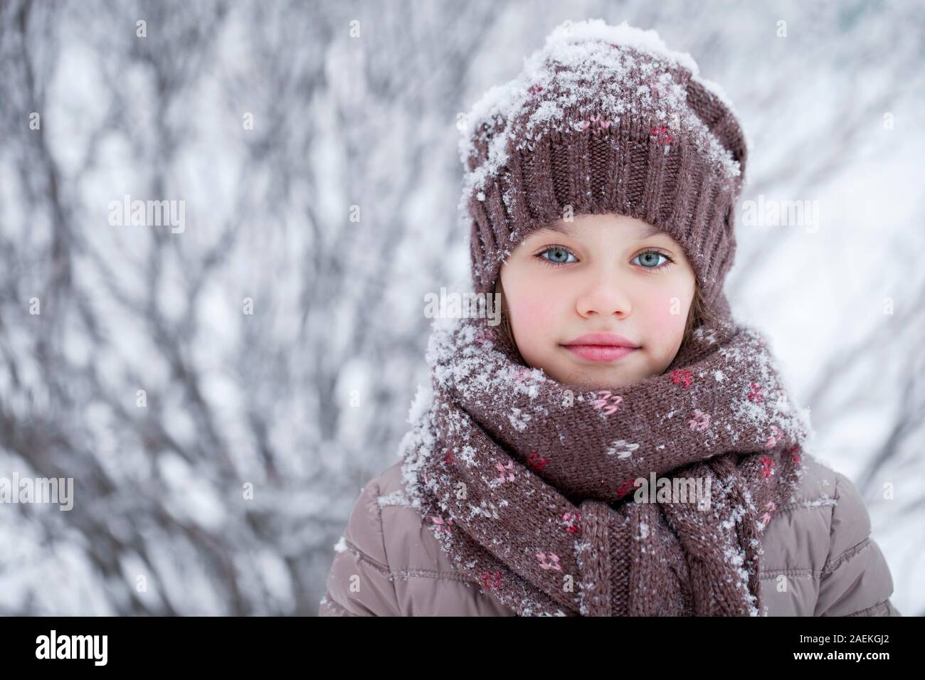 Mädchen mit Schneeflocken auf bobble Cap Stockfoto