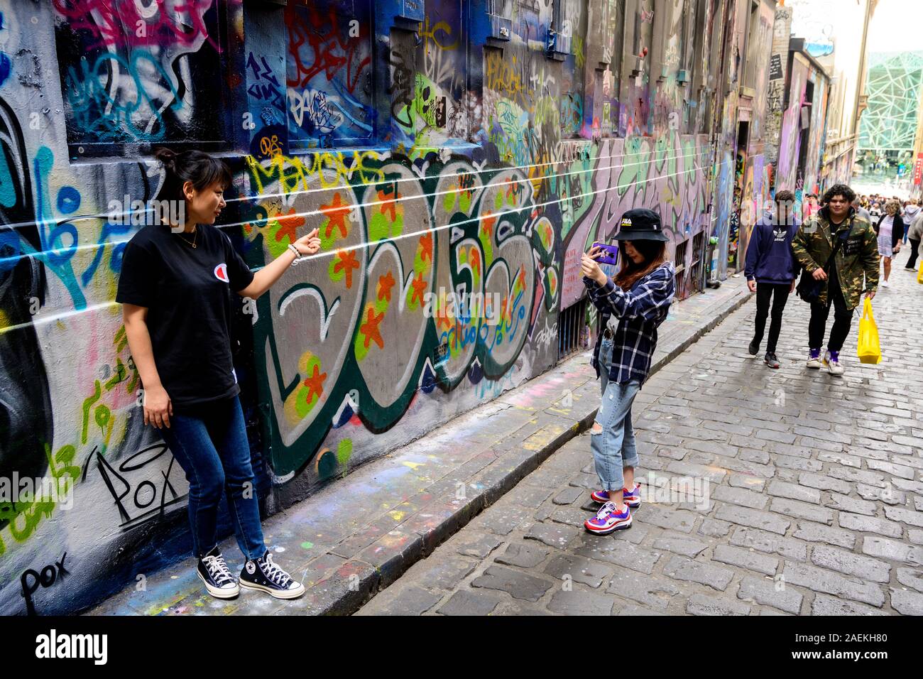 Die Reisenden in der Erstellung von Bildern von sich selbst, von Street Art, Melbourne, Victoria, Australien umgeben. Stockfoto