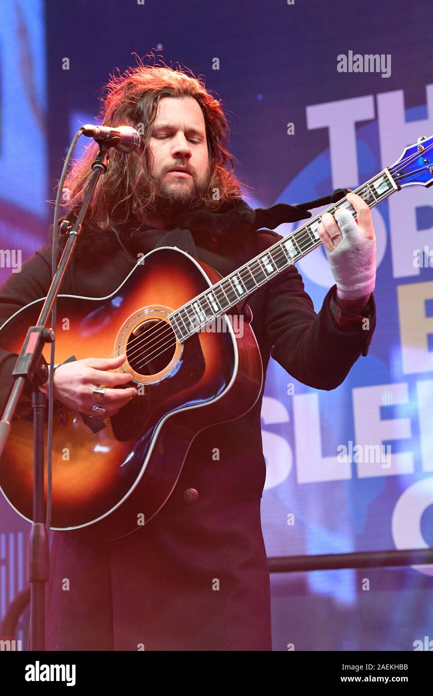 NEW YORK, NY - 07 Dezember: Jay Buchanan der rivalisierenden Söhne auf der Bühne während der World's Big Sleep führt, die in der Times Square am Dezember 07, 2019 in N Stockfoto