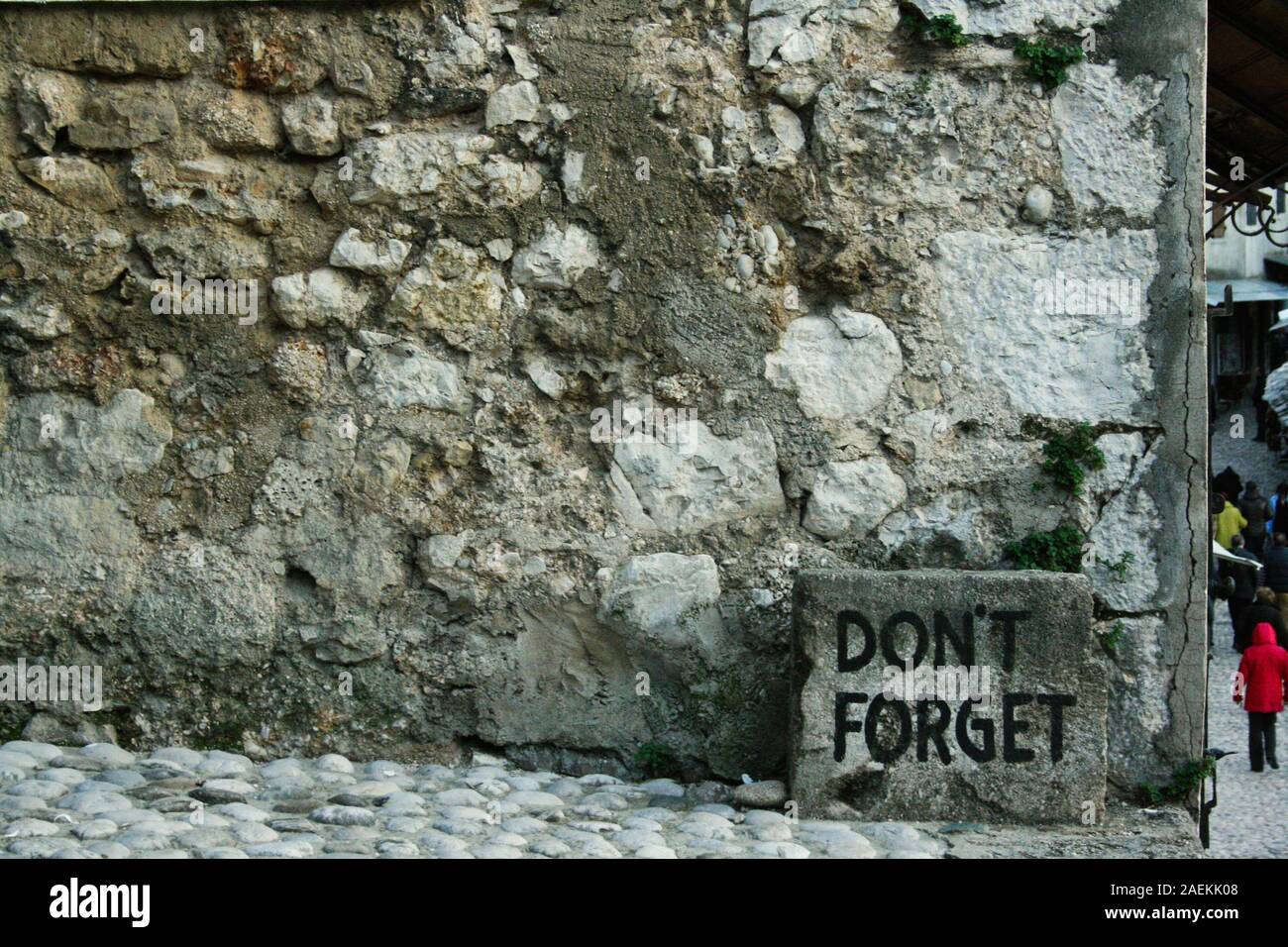 'Nicht vergessen', Erinnerung Stein für die Serb-Bosnian Krieg der 90er Jahre in Mostar, Bosnien und Herzegowina Stockfoto
