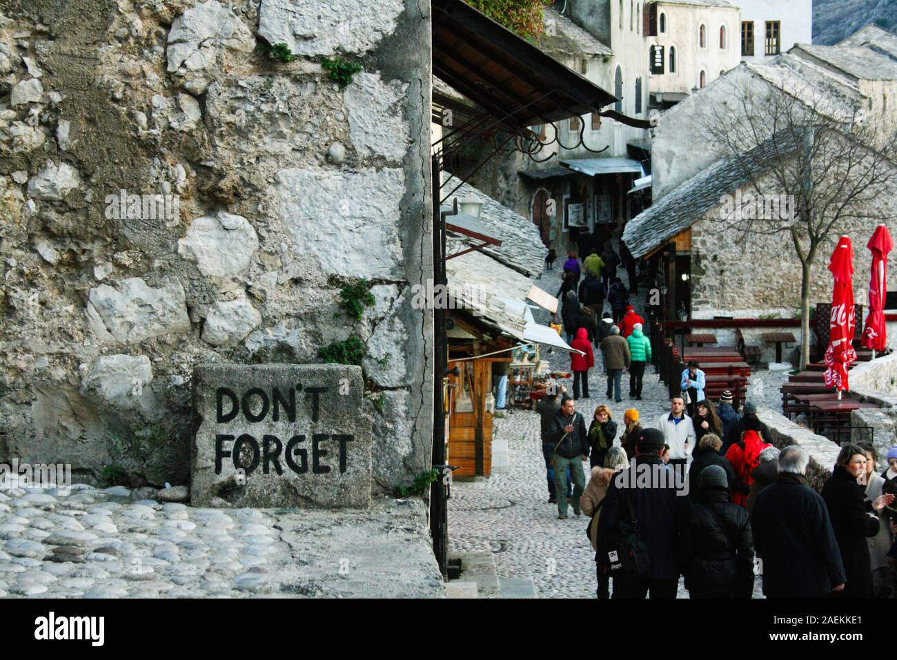 'Nicht vergessen', Erinnerung Stein für die Serb-Bosnian Krieg der 90er Jahre in Mostar, Bosnien und Herzegowina Stockfoto