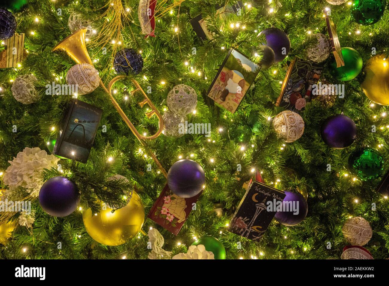 Dekorationen gehören ein Spielzeug Trompete, Gold und lila Kugeln, und  natürlich, Bücher, am Weihnachtsbaum in der Aula der Bibliothek des  Kongresses in W Stockfotografie - Alamy