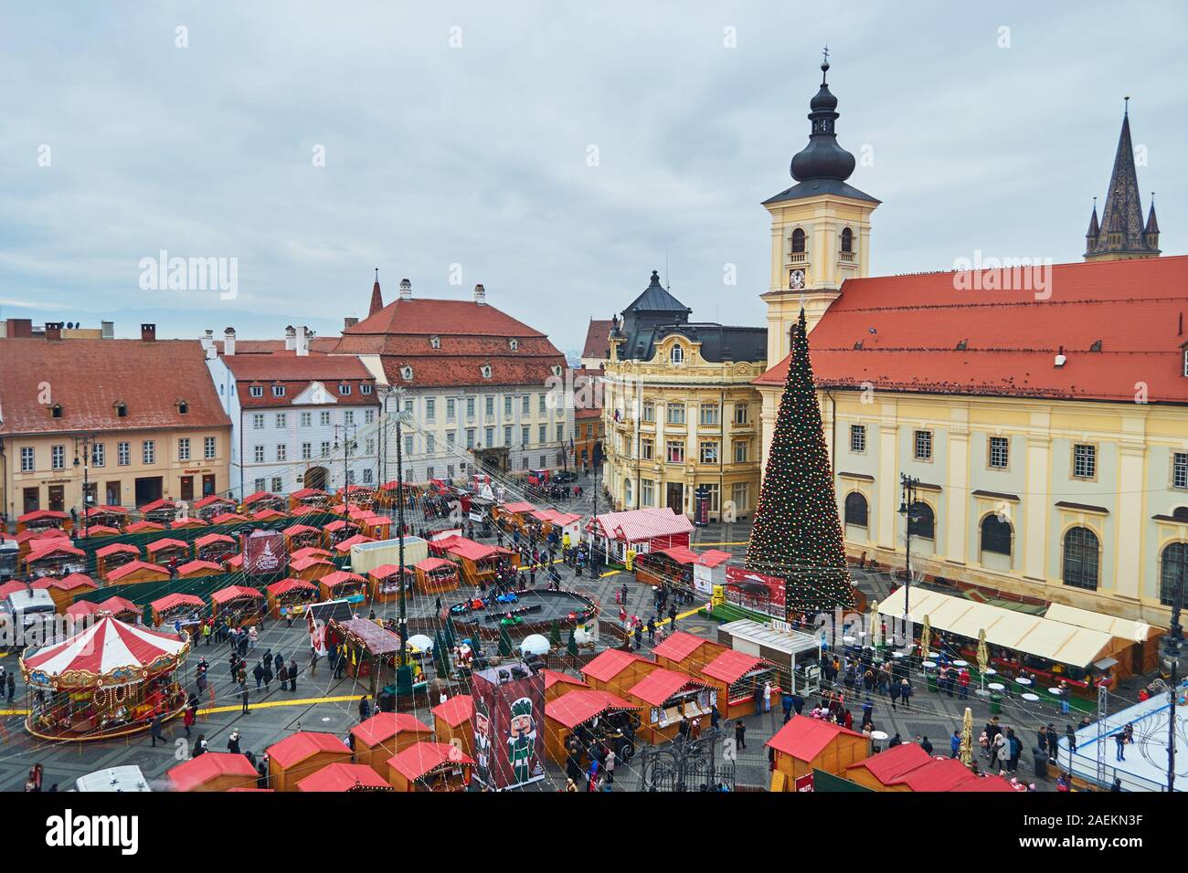 Sibiu, Rumänien - 7. Dezember 2019: Luftaufnahme von Sibiu Weihnachtsmarkt in der Grand Square (Piata Mare) während des Tages, ohne Schnee. Stockfoto
