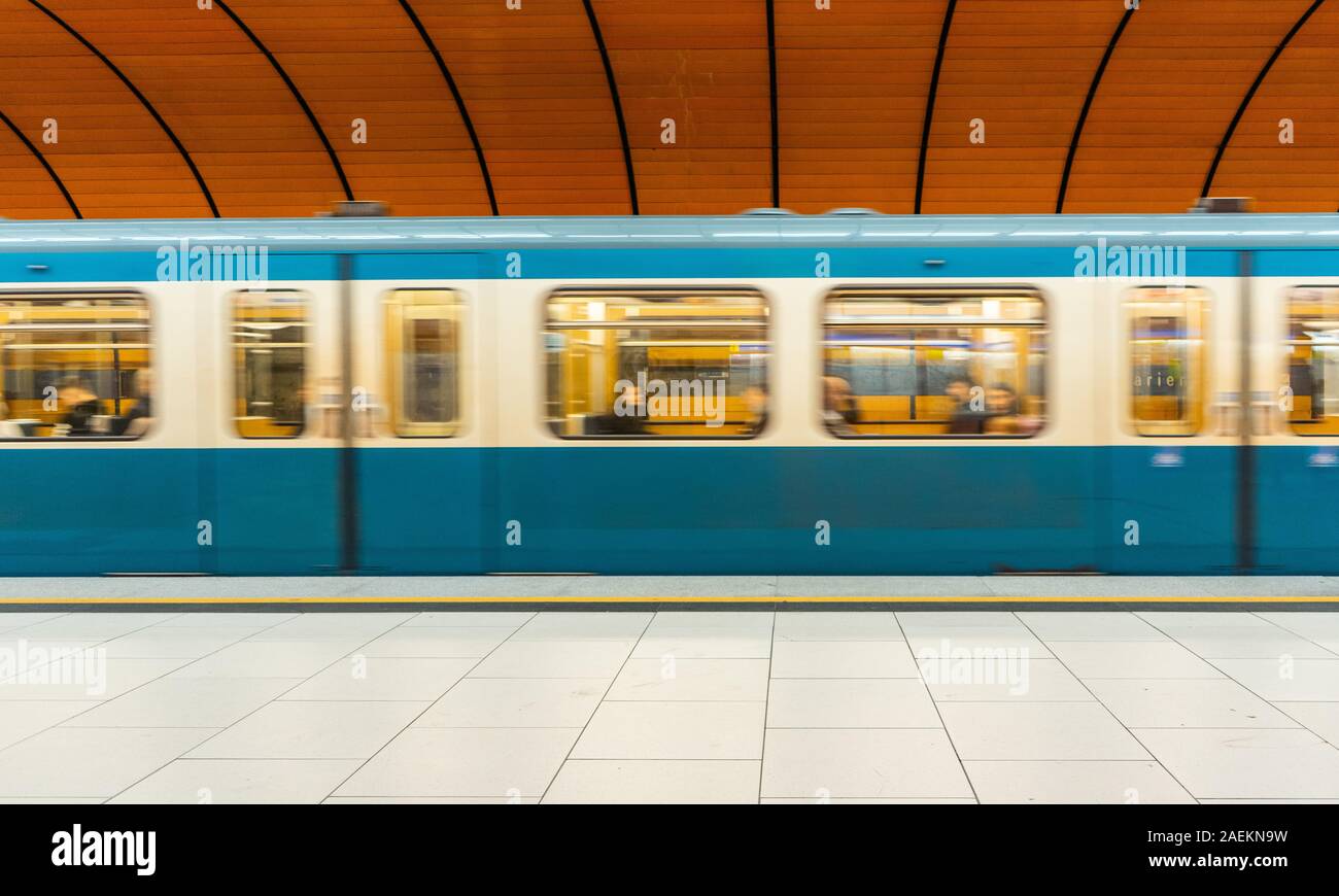 München u-bahn U-Bahn station mit futuristischem Design und orange leuchtende Farben Stockfoto