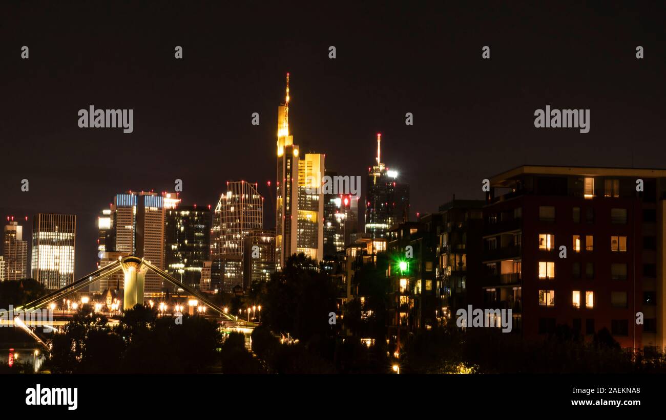FRANKFURT AM MAIN, Deutschland 2019 Oktober 05 beleuchtete Skyline bei Nacht Frankfurt am Maine Deutschland Stockfoto