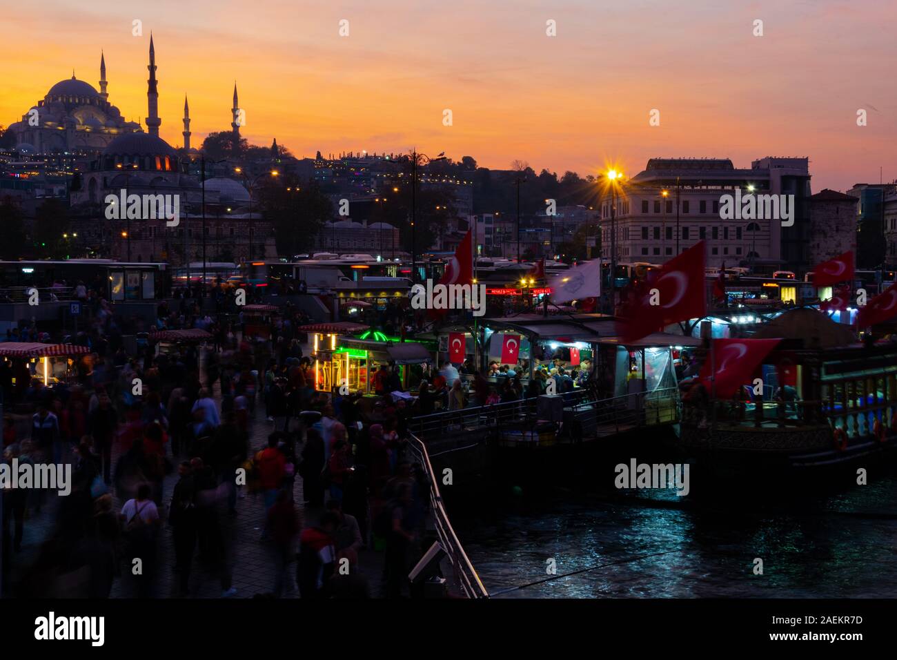 Istanbul, Türkei. November 20, 2019. Blick auf Istanbul City am Abend. Galata-brücke. Sonnenuntergang in Istanbul, Türkei Stockfoto