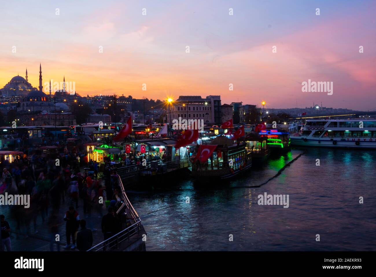 Istanbul, Türkei. November 20, 2019. Blick auf Istanbul und das Goldene Horn Wasserstraße (altın Boynuz oder halic am Abend. Galata-brücke. Sonnenuntergang i Stockfoto