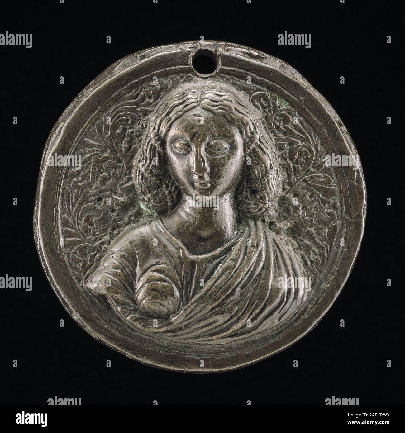 Diese norditalienische Skulptur aus dem 16. Jahrhundert zeigt eine weibliche Büste. Es betont menschliche Figur, geschnitzten Stein, Gesichtszüge, Frisur, klassischen Einfluss, und Renaissance-Skulpturenstil. Stockfoto