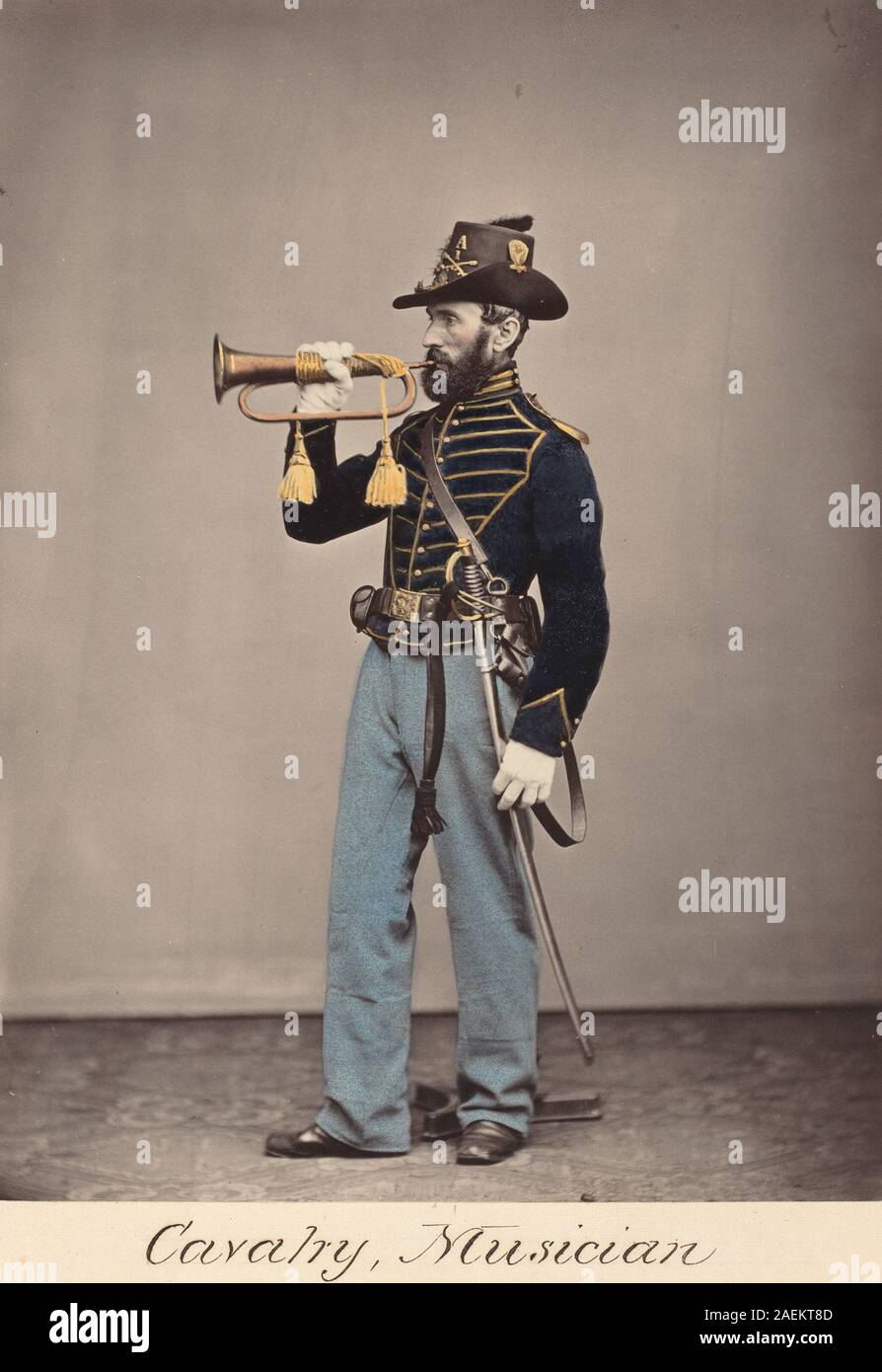 Ein Gemälde aus dem Jahr 1866, das einen Kavallerie-Musiker darstellt. Das Werk zeigt einen berittenen Soldaten in Uniform, der ein Musikinstrument spielt und die militärische Kleidung und zeremonielle Pflichten des 19. Jahrhunderts hervorhebt. Stockfoto