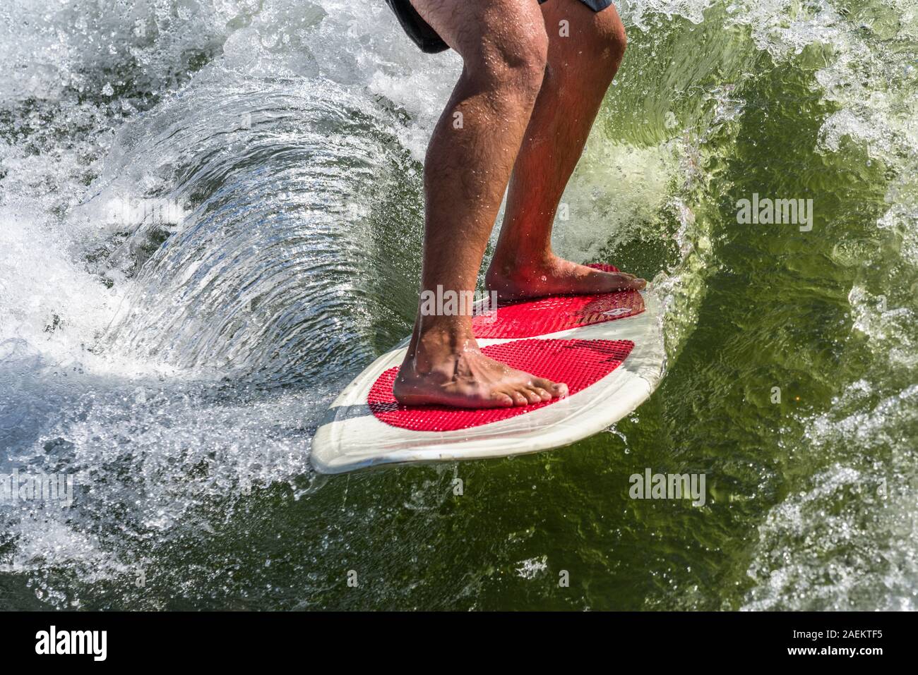 Eine Nahaufnahme eines wakesurfer Füße auf dem Board, wie er reitet der Surf Wave mit einem Boot wake am Lake Powell, Glen Canyon National Recreation Area, Uta Stockfoto