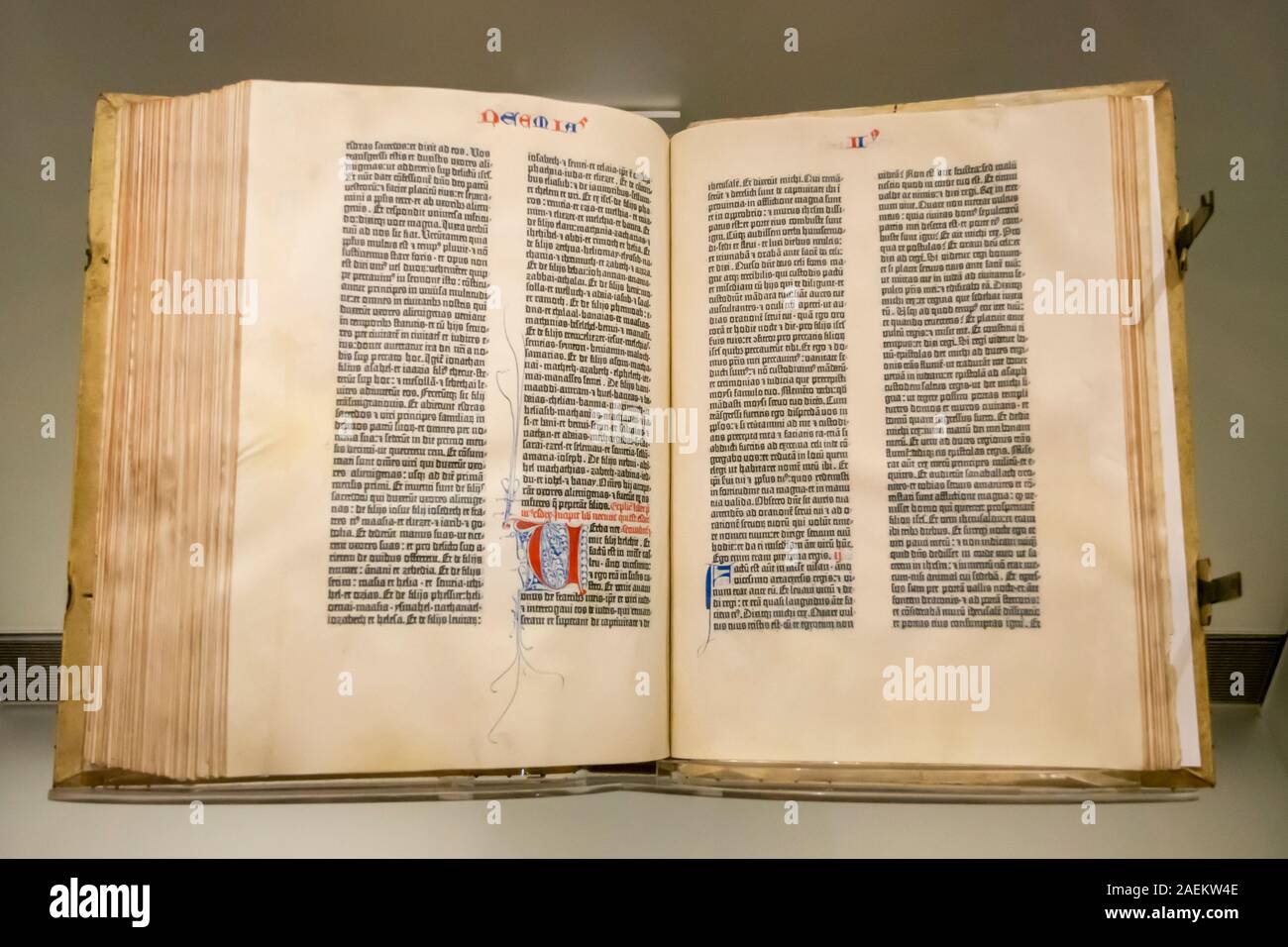 Gutenberg Bibel auf permanment Anzeige an der Bibliothek des Kongresses in Washington, DC. Diese Bibel, mit beweglichen Metall-lettern auf Pergament in Mainz gedruckt, Stockfoto
