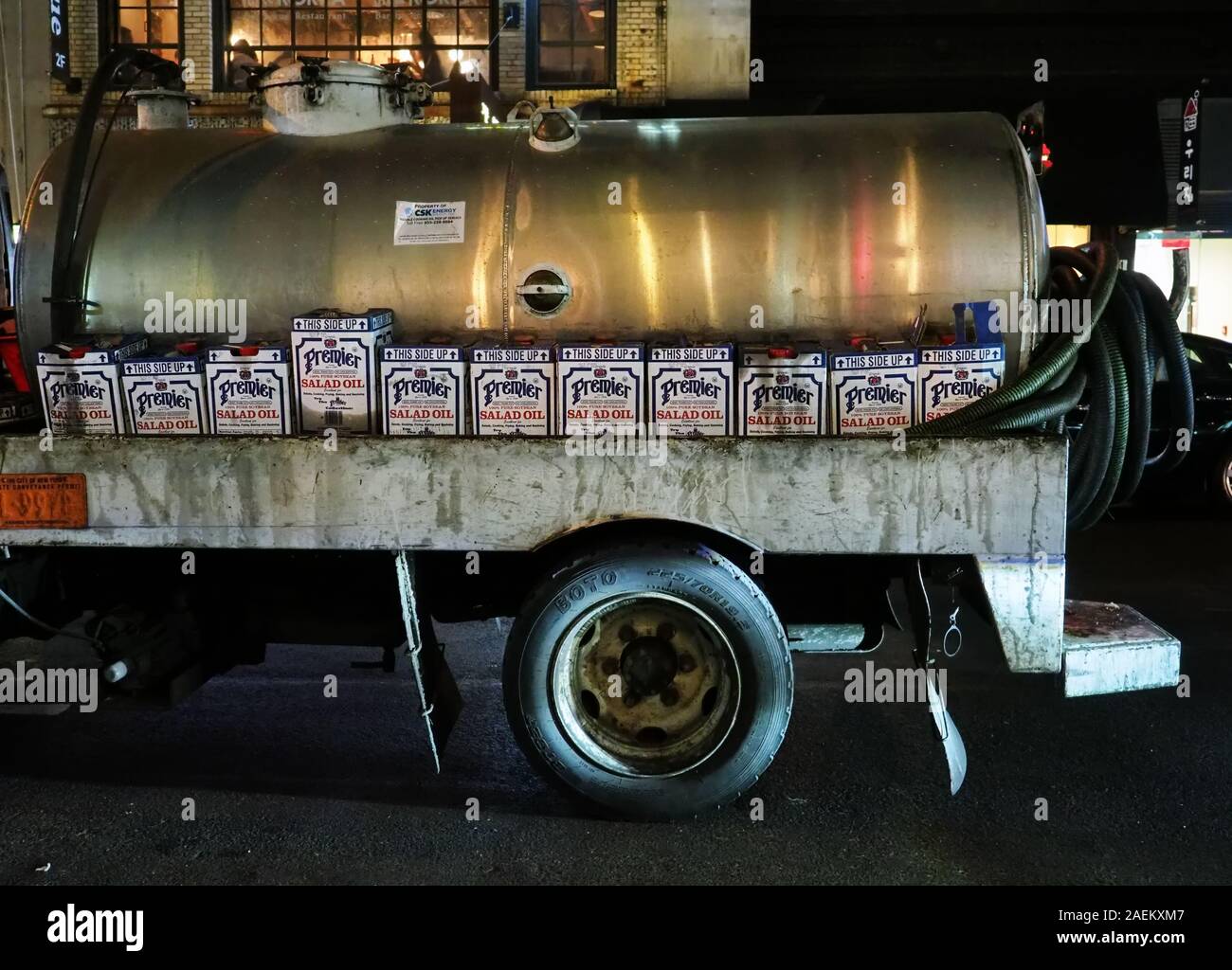 New York, NY, USA. Aug 2017. Dosen- und Lkw mit Soja Speiseöl aus asiatischen Restaurants in Manhattan recycelt werden. Stockfoto